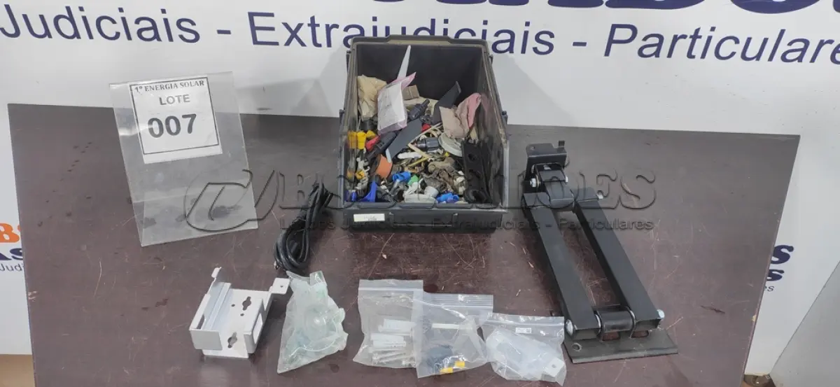 LOTE 007 - 01 CAIXA COM PARAFUSOS DIVERSOS, CONECTORES SOLARES. (NO ESTADO) ATENÇÃO! FAZER A VISITAÇÃO ANTES DE ARREMATAR, NÃO SABEMOS SE FUNCIONA, LEILÃO NÃO TEM GARANTIA E NEM DEVOLUÇÃO, SUJEITO A POSSÍVEIS AVARIAS VISÍVEIS/OCULTAS E/OU AUSÊNCIA DE COMPONENTES.