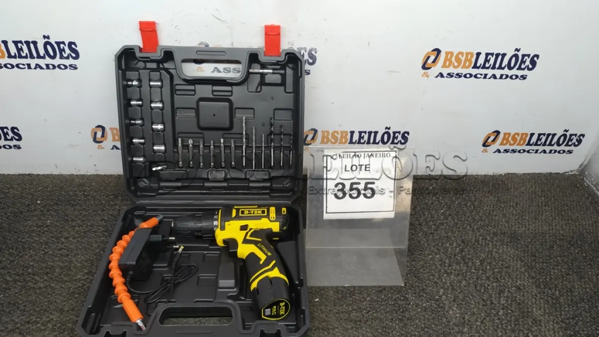 LOTE 355 - 01 PARAFUSADEIRA 12V COM MALETA E BITS. (NO ESTADO) ATENÇÃO! FAZER A VISITAÇÃO ANTES DE ARREMATAR, NÃO SABEMOS SE FUNCIONA. LEILÃO NÃO TEM GARANTIA E NEM DEVOLUÇÃO, SUJEITO A POSSÍVEIS AVARIAS VISÍVEIS/OCULTAS E/OU AUSÊNCIA DE COMPONENTES.