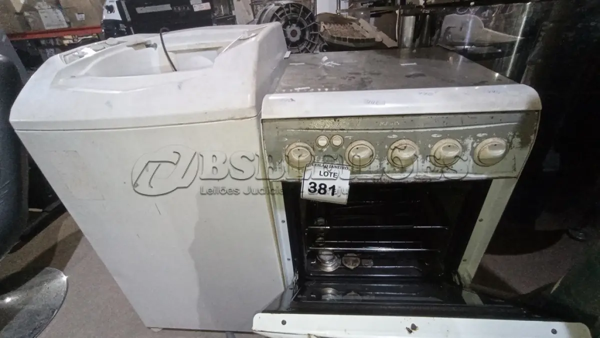 LOTE 381 - 01 SUCATA DE MÁQUINA DE LAVAR E 01 SUCATA DE FOGÃO. (NO ESTADO) ATENÇÃO! FAZER A VISITAÇÃO ANTES DE ARREMATAR, NÃO SABEMOS SE FUNCIONA, LEILÃO NÃO TEM GARANTIA E NEM DEVOLUÇÃO, SUJEITO A POSSÍVEIS AVARIAS VISÍVEIS/OCULTAS E/OU AUSÊNCIA DE COMPONENTES.