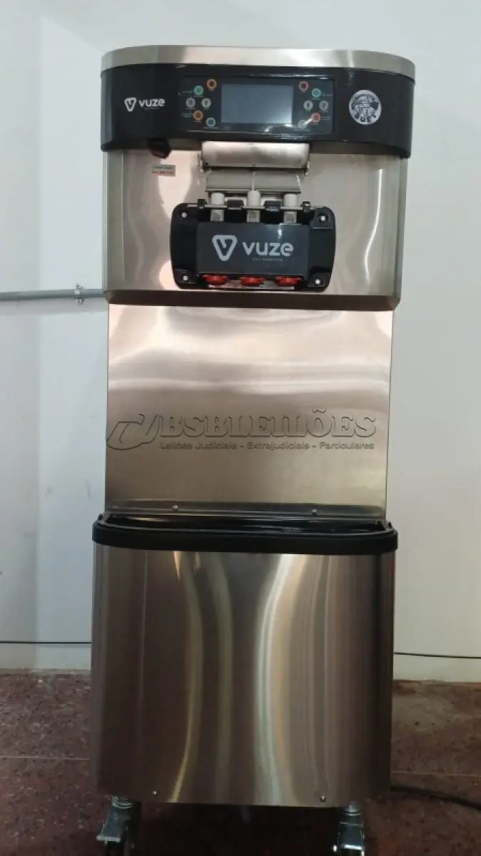 LOTE 479 - 01 MÁQUINA DE SORVETE EXPRESSO SOFT VUZE ARTIC VERTICAL COM RODAS GIRATÓRIAS, DESEMPENHO DE 62L A 72 LITROS POR HORA, ATÉ 720 CASQUINHAS POR HORA.(NOVA) (NO ESTADO)