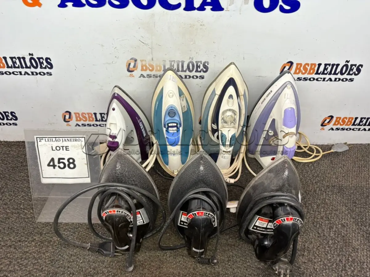 LOTE 458 - 07 FERROS DE PASSAR DE MARCAS E MODELOS DIVERSOS. (NO ESTADO) ATENÇÃO! FAZER A VISITAÇÃO ANTES DE ARREMATAR, NÃO SABEMOS SE FUNCIONA, LEILÃO NÃO TEM GARANTIA E NEM DEVOLUÇÃO, SUJEITO A POSSÍVEIS AVARIAS VISÍVEIS/OCULTAS E/OU AUSÊNCIA DE COMPONENTES.