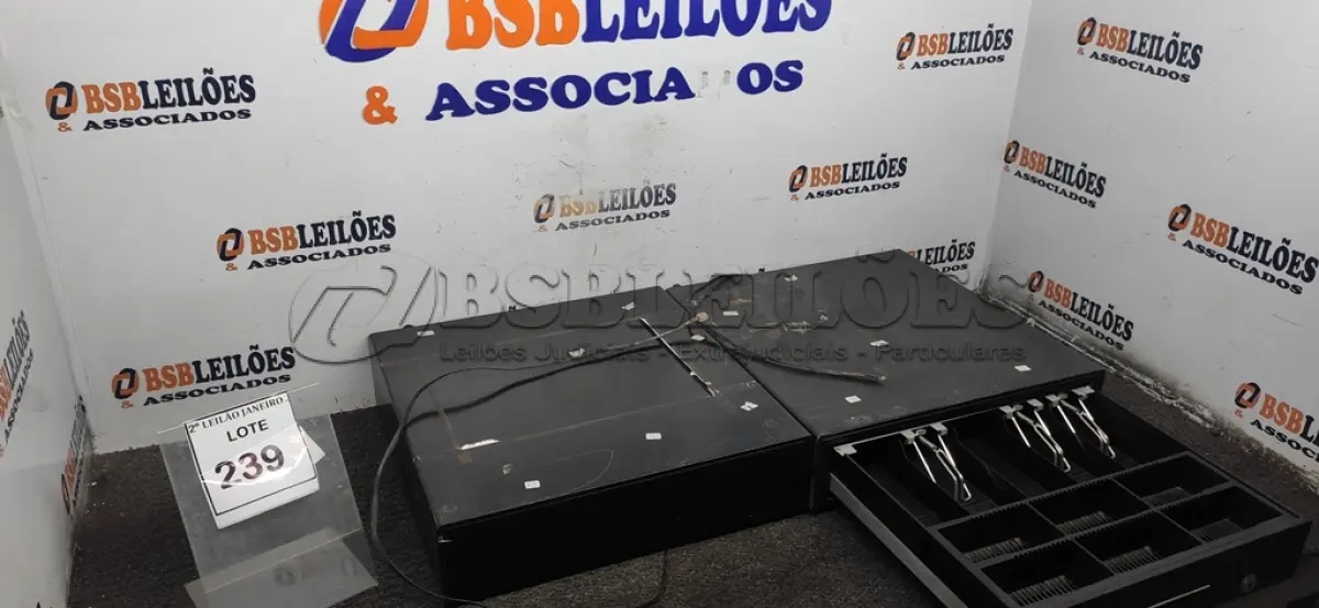 LOTE 239 - 02 GAVETAS DE DINHEIRO. (NO ESTADO) ATENÇÃO! FAZER A VISITAÇÃO ANTES DE ARREMATAR, NÃO SABEMOS SE FUNCIONA. LEILÃO NÃO TEM GARANTIA E NEM DEVOLUÇÃO, SUJEITO A POSSÍVEIS AVARIAS VISÍVEIS/OCULTAS E/OU AUSÊNCIA DE COMPONENTES.