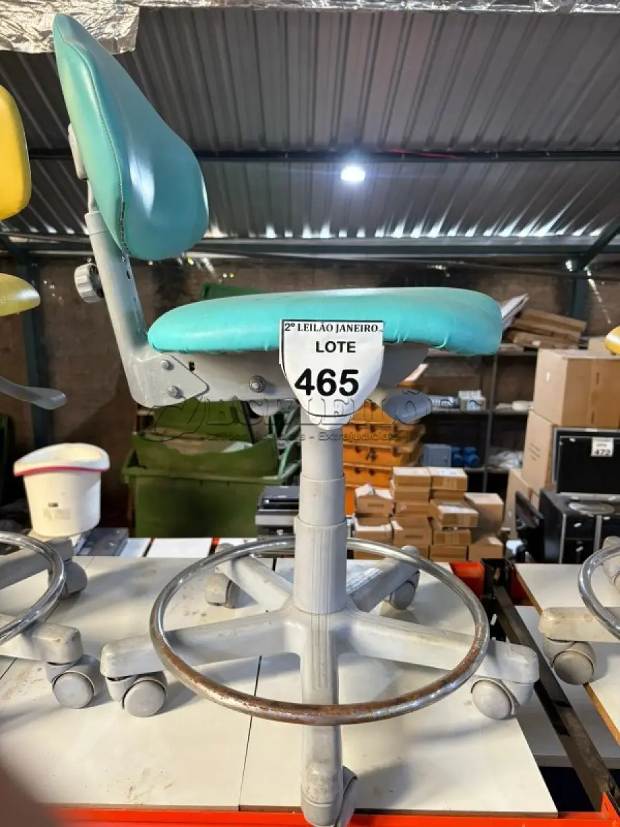 LOTE 465 - 01 CADEIRA MOCHO GIRATÓRIA. (NO ESTADO) ATENÇÃO! FAZER A VISITAÇÃO ANTES DE ARREMATAR, NÃO SABEMOS SE FUNCIONA, LEILÃO NÃO TEM GARANTIA E NEM DEVOLUÇÃO, SUJEITO A POSSÍVEIS AVARIAS VISÍVEIS/OCULTAS E/OU AUSÊNCIA DE COMPONENTES.
