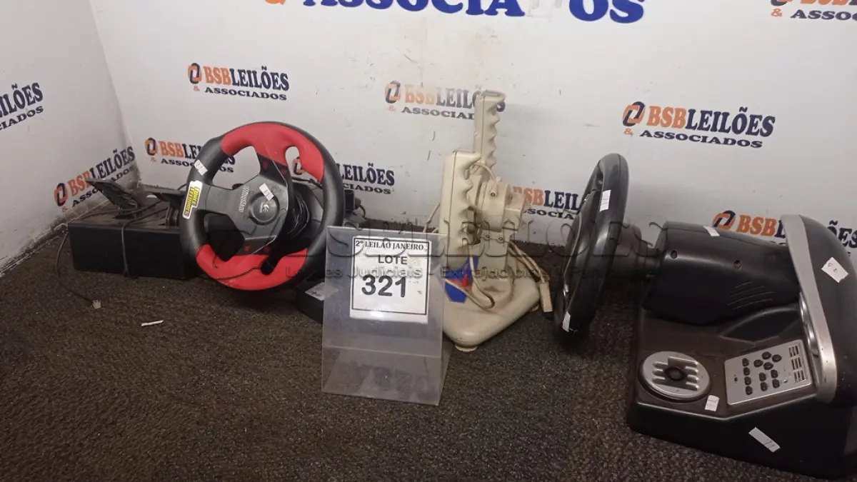 LOTE 321 - 03 VOLANTES DE VIDEOGAME DE MARCAR E MODELOS DIVERSOS. (NO ESTADO) ATENÇÃO! FAZER A VISITAÇÃO ANTES DE ARREMATAR, NÃO SABEMOS SE FUNCIONA. LEILÃO NÃO TEM GARANTIA E NEM DEVOLUÇÃO, SUJEITO A POSSÍVEIS AVARIAS VISÍVEIS/OCULTAS E/OU AUSÊNCIA DE COMPONENTES.