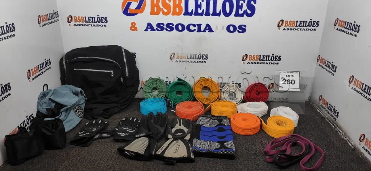 LOTE 260 - 02 PARES DE LUVA PARA MOTOCICLISTAS, 02 MOCHILAS KIPLING, 02 PESOS DE CANELEIRA DE 1KG E 12 FAIXAS DE GRADUAÇÃO PARA LUTADORES. (NO ESTADO) ATENÇÃO! FAZER A VISITAÇÃO ANTES DE ARREMATAR, NÃO SABEMOS SE FUNCIONA. LEILÃO NÃO TEM GARANTIA E NEM DEVOLUÇÃO, SUJEITO A POSSÍVEIS AVARIAS VISÍVEIS/OCULTAS E/OU AUSÊNCIA DE COMPONENTES.