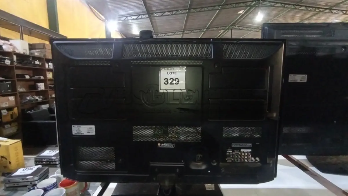 LOTE 329 - 01 TV LCD 50’’ MARCA LG. (NO ESTADO) ATENÇÃO! FAZER A VISITAÇÃO ANTES DE ARREMATAR, NÃO SABEMOS SE FUNCIONA. LEILÃO NÃO TEM GARANTIA E NEM DEVOLUÇÃO, SUJEITO A POSSÍVEIS AVARIAS VISÍVEIS/OCULTAS E/OU AUSÊNCIA DE COMPONENTES.