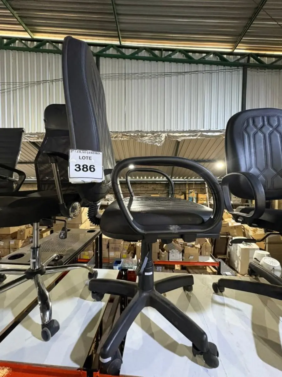 LOTE 386 - 01 CADEIRA EXECUTIVA GIRATÓRIA NA COR PRETA. (NO ESTADO) ATENÇÃO! FAZER A VISITAÇÃO ANTES DE ARREMATAR, NÃO SABEMOS SE FUNCIONA. LEILÃO NÃO TEM GARANTIA E NEM DEVOLUÇÃO, SUJEITO A POSSÍVEIS AVARIAS VISÍVEIS/OCULTAS E/OU AUSÊNCIA DE COMPONENTES.