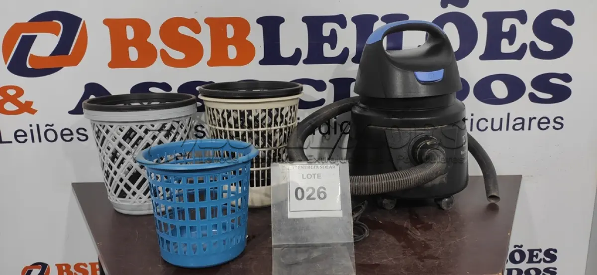 LOTE 026 - 01 ASPIRADOR DE PÓ ELECTROLUX HIDRO LUX E 05 LIXEIRAS DE PLÁSTICO. (NO ESTADO) ATENÇÃO! FAZER A VISITAÇÃO ANTES DE ARREMATAR, NÃO SABEMOS SE FUNCIONA, LEILÃO NÃO TEM GARANTIA E NEM DEVOLUÇÃO, SUJEITO A POSSÍVEIS AVARIAS VISÍVEIS/OCULTAS E/OU AUSÊNCIA DE COMPONENTES.