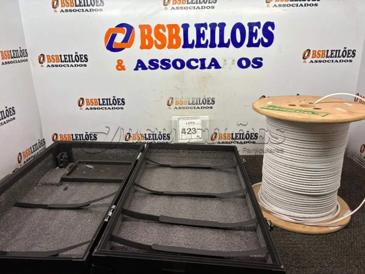 LOTE 423 - 01 CASE E 01 ROLO DE FIO PARA CÂMERAS. (NO ESTADO) ATENÇÃO! FAZER A VISITAÇÃO ANTES DE ARREMATAR, NÃO SABEMOS SE FUNCIONA. LEILÃO NÃO TEM GARANTIA E NEM DEVOLUÇÃO, SUJEITO A POSSÍVEIS AVARIAS VISÍVEIS/OCULTAS E/OU AUSÊNCIA DE COMPONENTES.