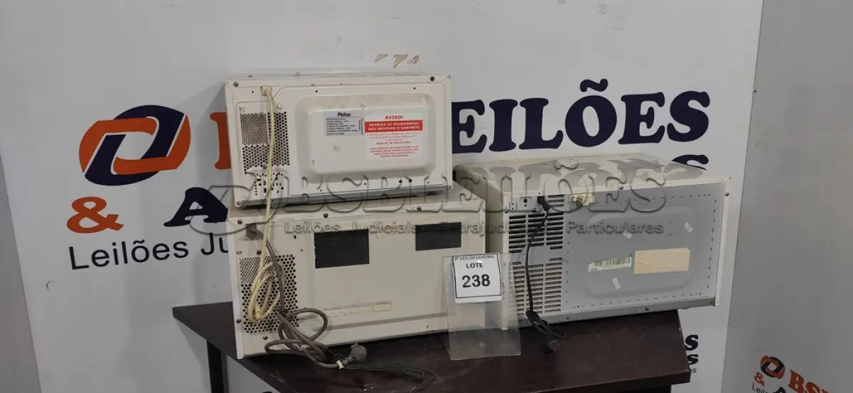LOTE 238 - 03 MICRO-ONDAS DE MARCAS E MODELOS DIVERSOS. (NO ESTADO) ATENÇÃO! FAZER A VISITAÇÃO ANTES DE ARREMATAR, NÃO SABEMOS SE FUNCIONA, LEILÃO NÃO TEM GARANTIA E NEM DEVOLUÇÃO, SUJEITO A POSSÍVEIS AVARIAS VISÍVEIS/OCULTAS E/OU AUSÊNCIA DE COMPONENTES.