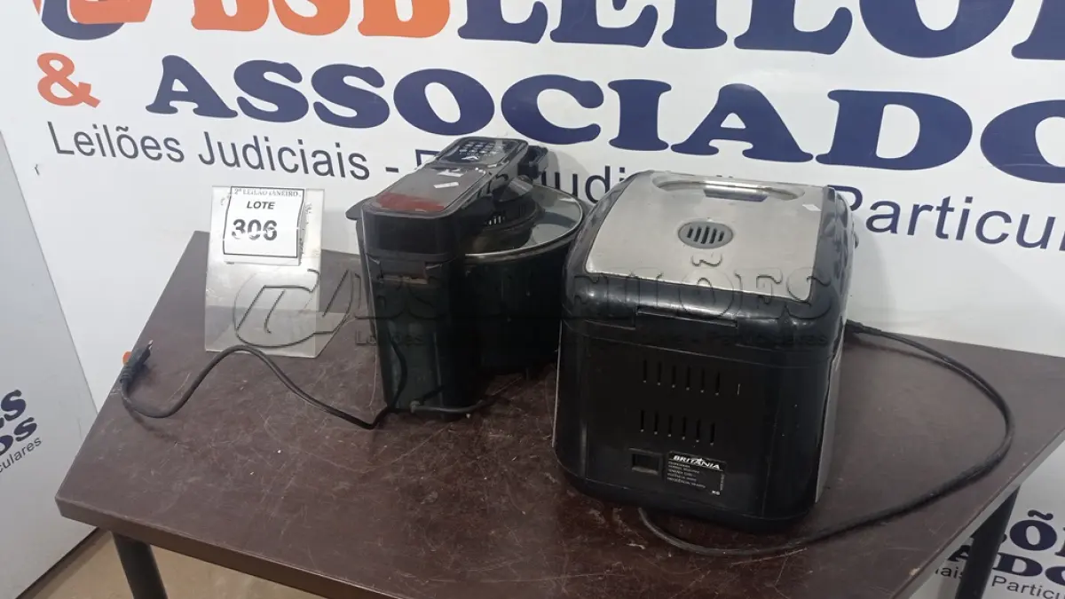 LOTE 306 - 01 PANIFICADORA MODELO BELLO PANE MARCA BRITÂNIA E 01 FRITADEIRA ELÉTRICA MODELO YQ-9001-1. (NO ESTADO) ATENÇÃO! FAZER A VISITAÇÃO ANTES DE ARREMATAR, NÃO SABEMOS SE FUNCIONA. LEILÃO NÃO TEM GARANTIA E NEM DEVOLUÇÃO, SUJEITO A POSSÍVEIS AVARIAS VISÍVEIS/OCULTAS E/OU AUSÊNCIA DE COMPONENTES.