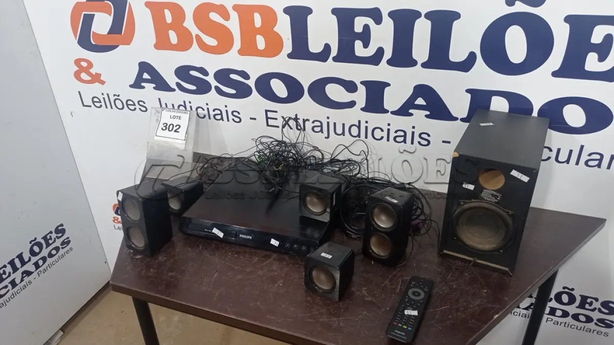 LOTE 302 - 01 APARELHO BLU-RAY COM CONTROLE, 05 CAIXINHAS DE SOM E 01 SUBWOOFER. (NO ESTADO) ATENÇÃO! FAZER A VISITAÇÃO ANTES DE ARREMATAR, NÃO SABEMOS SE FUNCIONA. LEILÃO NÃO TEM GARANTIA E NEM DEVOLUÇÃO, SUJEITO A POSSÍVEIS AVARIAS VISÍVEIS/OCULTAS E/OU AUSÊNCIA DE COMPONENTES.