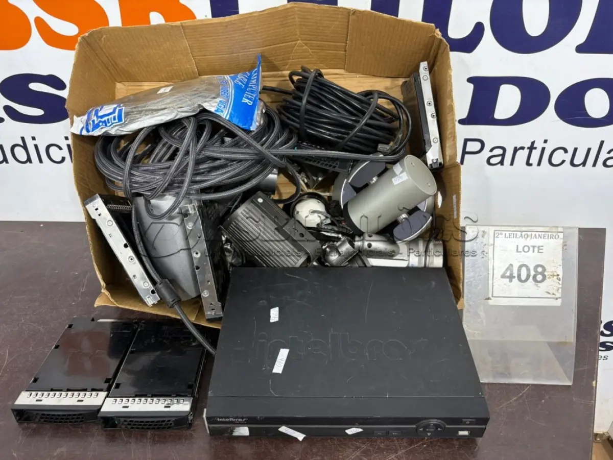 LOTE 408 - 01 VENTILADOR TIPO TORRE, 01 DVR INTELBRAS, VÁRIAS CÂMERAS DE MONITORAMENTO, 02 GAVETAS DE HD PARA SERVIDORES E CABOS DE INFORMÁTICA E ELETRÔNICOS DIVERSOS. (NO ESTADO) ATENÇÃO! FAZER A VISITAÇÃO ANTES DE ARREMATAR, NÃO SABEMOS SE FUNCIONA. LEILÃO NÃO TEM GARANTIA E NEM DEVOLUÇÃO, SUJEITO A POSSÍVEIS AVARIAS VISÍVEIS/OCULTAS E/OU AUSÊNCIA DE COMPONENTES.