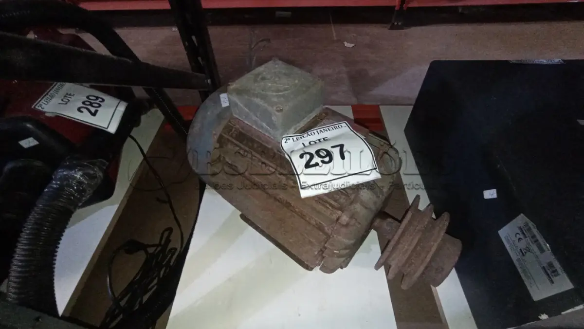 LOTE 297 - 01 MOTOR ELÉTRICO INDUSTRIAL. (NO ESTADO) ATENÇÃO! FAZER A VISITAÇÃO ANTES DE ARREMATAR, NÃO SABEMOS SE FUNCIONA, LEILÃO NÃO TEM GARANTIA E NEM DEVOLUÇÃO, SUJEITO A POSSÍVEIS AVARIAS VISÍVEIS/OCULTAS E/OU AUSÊNCIA DE COMPONENTES.