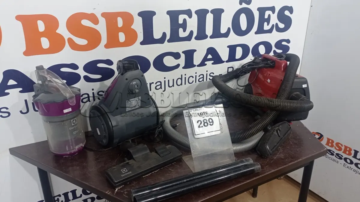 LOTE 289 - 02 ASPIRADORES DE PÓ MARCA ELECTROLUX. (NO ESTADO) ATENÇÃO! FAZER A VISITAÇÃO ANTES DE ARREMATAR, NÃO SABEMOS SE FUNCIONA. LEILÃO NÃO TEM GARANTIA E NEM DEVOLUÇÃO, SUJEITO A POSSÍVEIS AVARIAS VISÍVEIS/OCULTAS E/OU AUSÊNCIA DE COMPONENTES.