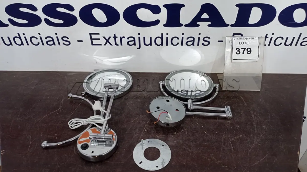 LOTE 379 - 02 ESPELHOS DE AUMENTO CROMADO COM LUZ LED. (NO ESTADO) ATENÇÃO! FAZER A VISITAÇÃO ANTES DE ARREMATAR, NÃO SABEMOS SE FUNCIONA. LEILÃO NÃO TEM GARANTIA E NEM DEVOLUÇÃO, SUJEITO A POSSÍVEIS AVARIAS VISÍVEIS/OCULTAS E/OU AUSÊNCIA DE COMPONENTES.