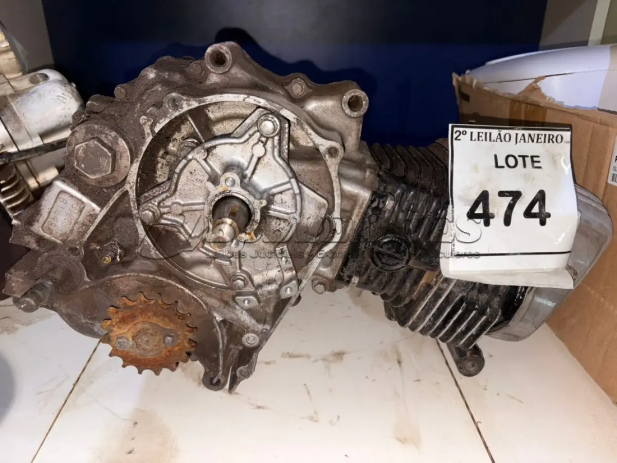LOTE 474 - 01 MOTOR DE MOTO MARCA HONDA. (NO ESTADO) ATENÇÃO! FAZER A VISITAÇÃO ANTES DE ARREMATAR, NÃO SABEMOS SE FUNCIONA, LEILÃO NÃO TEM GARANTIA E NEM DEVOLUÇÃO, SUJEITO A POSSÍVEIS AVARIAS VISÍVEIS/OCULTAS E/OU AUSÊNCIA DE COMPONENTES.