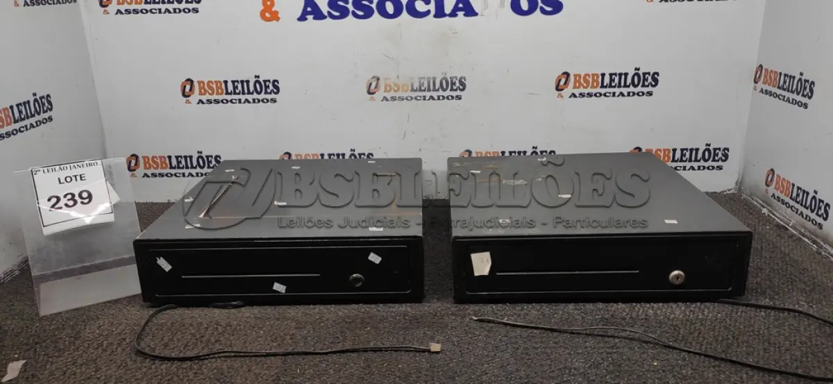 LOTE 239 - 02 GAVETAS DE DINHEIRO. (NO ESTADO) ATENÇÃO! FAZER A VISITAÇÃO ANTES DE ARREMATAR, NÃO SABEMOS SE FUNCIONA. LEILÃO NÃO TEM GARANTIA E NEM DEVOLUÇÃO, SUJEITO A POSSÍVEIS AVARIAS VISÍVEIS/OCULTAS E/OU AUSÊNCIA DE COMPONENTES.