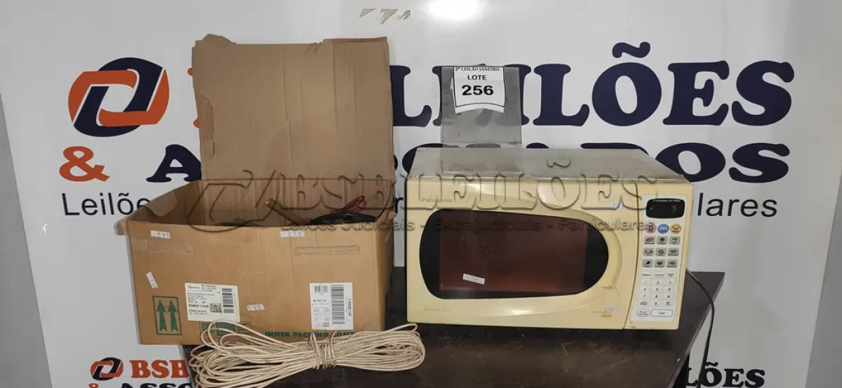 LOTE 256 - 01 MICRO-ONDAS MARCA PANASONIC E 01 CAIXA COM FIOS E MATERIAS ELÉTRICOS DIVERSOS. (NO ESTADO) ATENÇÃO! FAZER A VISITAÇÃO ANTES DE ARREMATAR, NÃO SABEMOS SE FUNCIONA. LEILÃO NÃO TEM GARANTIA E NEM DEVOLUÇÃO, SUJEITO A POSSÍVEIS AVARIAS VISÍVEIS/OCULTAS E/OU AUSÊNCIA DE COMPONENTES.