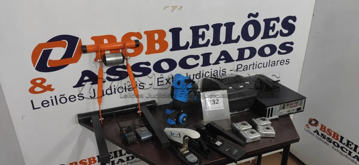LOTE 232 - 01 ROLO DE TREINO PARA BICICLETA, 01 PAR DE PATINS INFANTIL, 01 SINTONIZADOR DE DIVERSIDADE UHF MARCA SONY, 01 RÁDIO COMUNICADOR MARCA BAOFENG, 04 CÂMERAS DIGITAIS MODELO A520 MARCA CANON, 03 GRAMPEADORES, 01 IMPRESSORA DE ETIQUETAS MARCA BIXOLON E 01 CPU. (NO ESTADO) ATENÇÃO! FAZER A VISITAÇÃO ANTES DE ARREMATAR, NÃO SABEMOS SE FUNCIONA. LEILÃO NÃO TEM GARANTIA E NEM DEVOLUÇÃO, SUJEITO A POSSÍVEIS AVARIAS VISÍVEIS/OCULTAS E/OU AUSÊNCIA DE COMPONENTES.