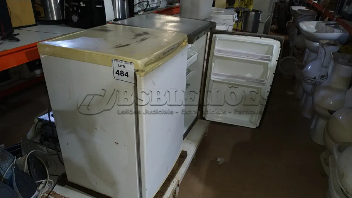 LOTE 484 - 02 FRIGOBARES MARCAS ELECTROLUX E CONSUL COM AVARIAS. (NO ESTADO) ATENÇÃO! FAZER A VISITAÇÃO ANTES DE ARREMATAR, NÃO SABEMOS SE FUNCIONA, LEILÃO NÃO TEM GARANTIA E NEM DEVOLUÇÃO, SUJEITO A POSSÍVEIS AVARIAS VISÍVEIS/OCULTAS E/OU AUSÊNCIA DE COMPONENTES.