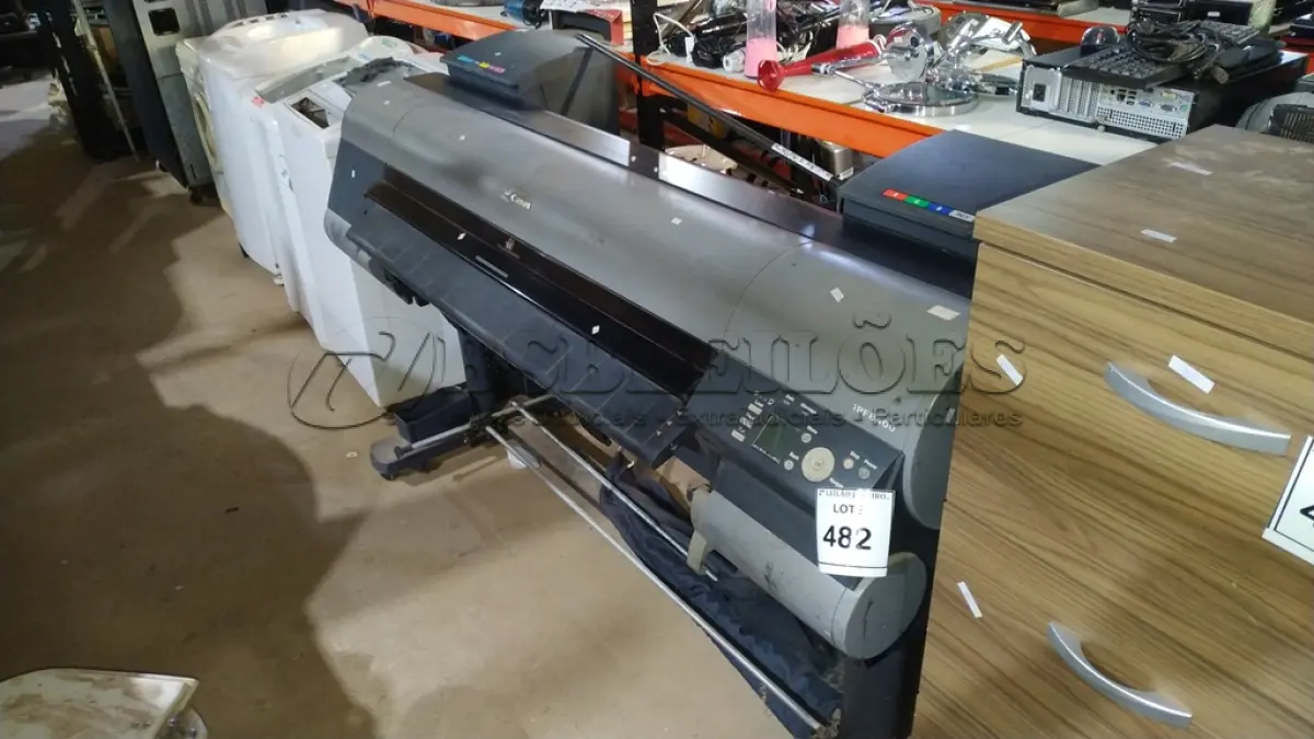LOTE 482 - 01 PLOTTER MARCA CANON MODELO IPF 8400. (NO ESTADO) ATENÇÃO! FAZER A VISITAÇÃO ANTES DE ARREMATAR, NÃO SABEMOS SE FUNCIONA, LEILÃO NÃO TEM GARANTIA E NEM DEVOLUÇÃO, SUJEITO A POSSÍVEIS AVARIAS VISÍVEIS/OCULTAS E/OU AUSÊNCIA DE COMPONENTES.