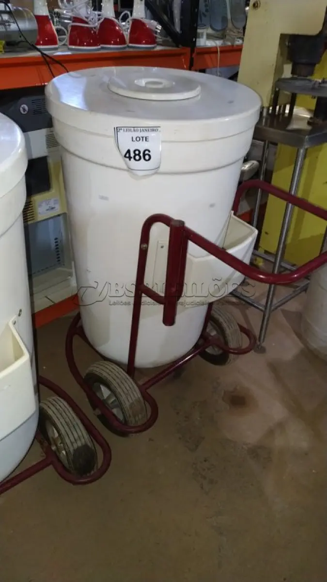 LOTE 486 - 01 CARRINHO COOLER PARA VENDA DE BEBIDAS NA COR BRANCO E 01 GALÃO DE PLÁSTICO. (NO ESTADO) ATENÇÃO! FAZER A VISITAÇÃO ANTES DE ARREMATAR, NÃO SABEMOS SE FUNCIONA, LEILÃO NÃO TEM GARANTIA E NEM DEVOLUÇÃO, SUJEITO A POSSÍVEIS AVARIAS VISÍVEIS/OCULTAS E/OU AUSÊNCIA DE COMPONENTES.