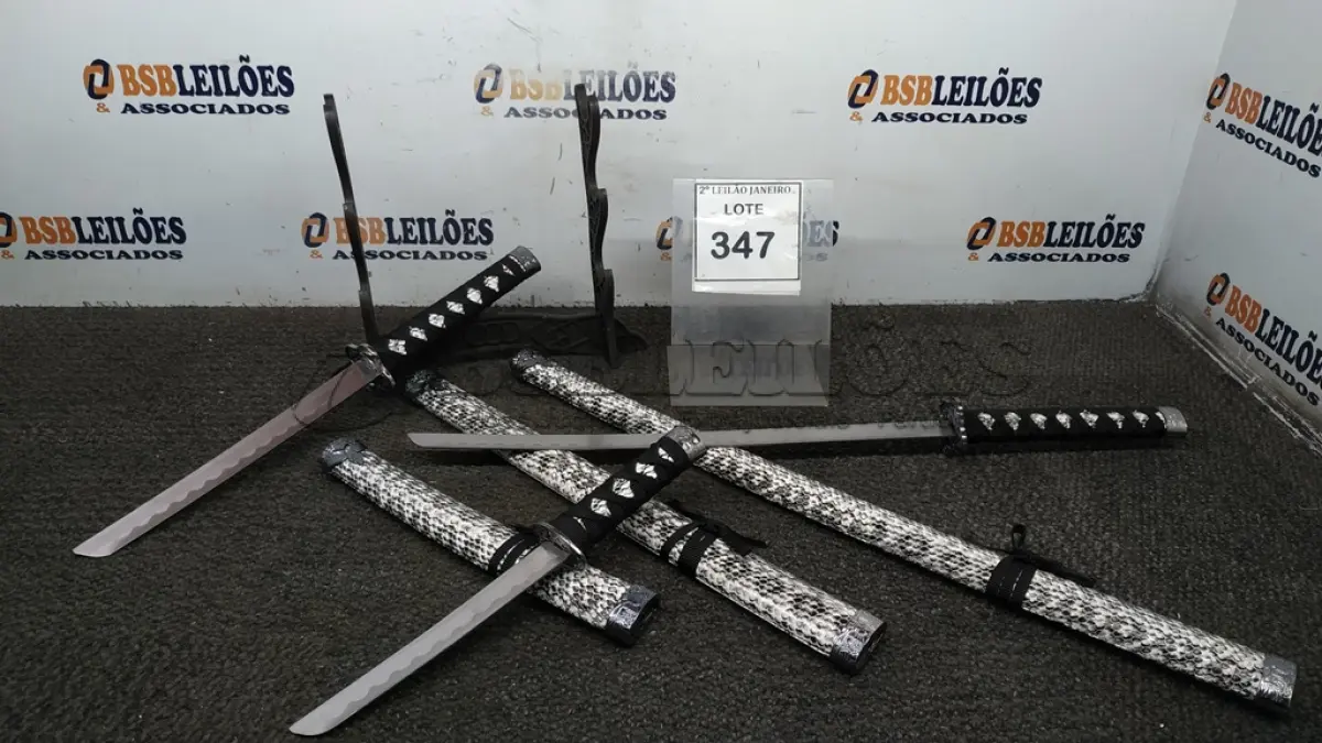 LOTE 347 - 03 ESPADAS KATANA ORNAMENTAL COM SUPORTE.  ( PRODUTO NOVO). (NO ESTADO) ATENÇÃO! FAZER A VISITAÇÃO ANTES DE ARREMATAR, NÃO SABEMOS SE FUNCIONA. LEILÃO NÃO TEM GARANTIA E NEM DEVOLUÇÃO, SUJEITO A POSSÍVEIS AVARIAS VISÍVEIS/OCULTAS E/OU AUSÊNCIA DE COMPONENTES.