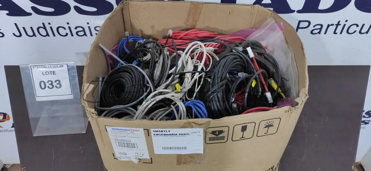 LOTE 033 - 01 CAIXA COM CABOS DIVERSOS. (NO ESTADO) ATENÇÃO! FAZER A VISITAÇÃO ANTES DE ARREMATAR, NÃO SABEMOS SE FUNCIONA, LEILÃO NÃO TEM GARANTIA E NEM DEVOLUÇÃO, SUJEITO A POSSÍVEIS AVARIAS VISÍVEIS/OCULTAS E/OU AUSÊNCIA DE COMPONENTES.