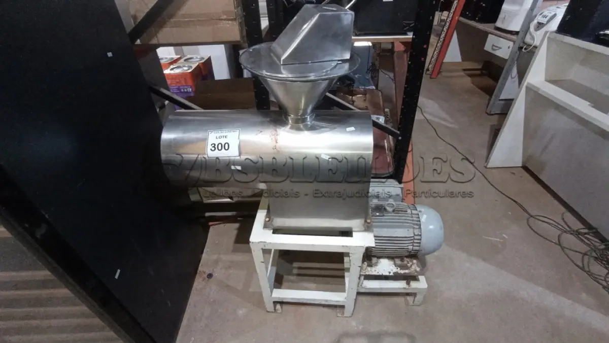 LOTE 300 - 01 DESPOLPADEIRA INDUSTRIAL. (NO ESTADO) ATENÇÃO! FAZER A VISITAÇÃO ANTES DE ARREMATAR, NÃO SABEMOS SE FUNCIONA. LEILÃO NÃO TEM GARANTIA E NEM DEVOLUÇÃO, SUJEITO A POSSÍVEIS AVARIAS VISÍVEIS/OCULTAS E/OU AUSÊNCIA DE COMPONENTES.