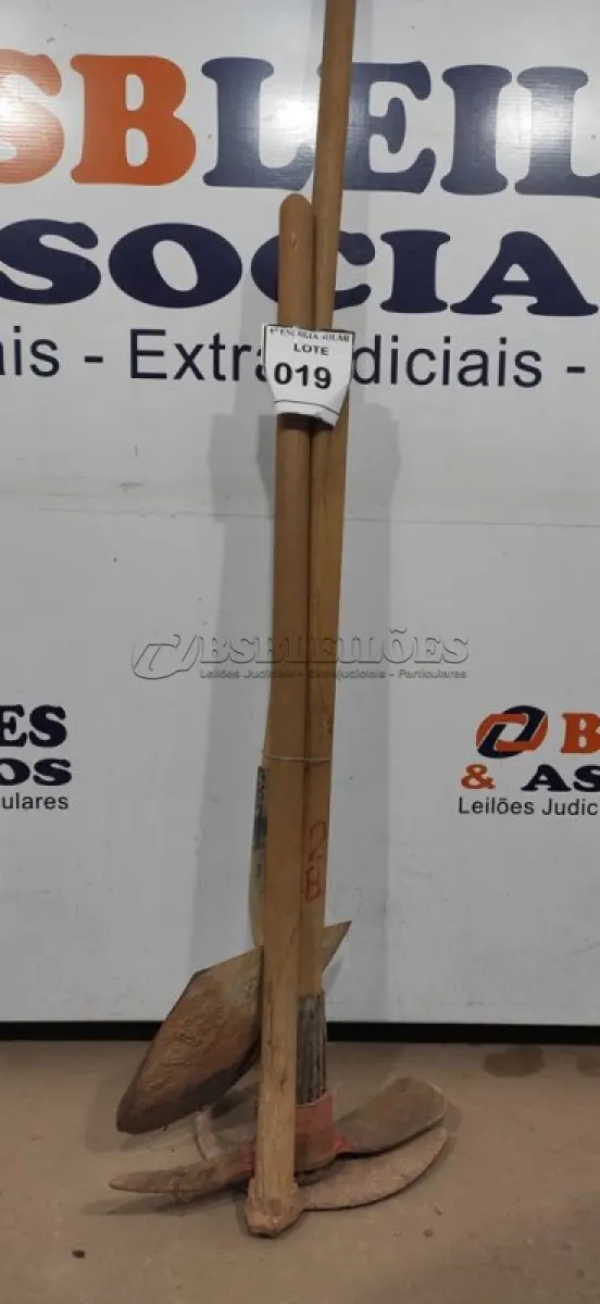 LOTE 019 - 01 PÁ COM CABO, 01 ENXADA COM CABO E 01 PICARETA COM CABO. (NO ESTADO) ATENÇÃO! FAZER A VISITAÇÃO ANTES DE ARREMATAR, NÃO SABEMOS SE FUNCIONA, LEILÃO NÃO TEM GARANTIA E NEM DEVOLUÇÃO, SUJEITO A POSSÍVEIS AVARIAS VISÍVEIS/OCULTAS E/OU AUSÊNCIA DE COMPONENTES.