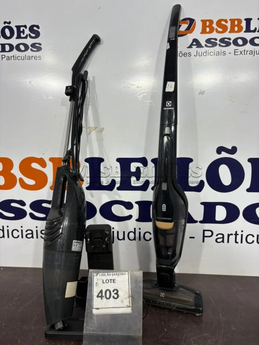 LOTE 403 - 02 ASPIRADORES DE PÓ MARCAS PHILCO E ELECTROLUX. (NO ESTADO) ATENÇÃO! FAZER A VISITAÇÃO ANTES DE ARREMATAR, NÃO SABEMOS SE FUNCIONA. LEILÃO NÃO TEM GARANTIA E NEM DEVOLUÇÃO, SUJEITO A POSSÍVEIS AVARIAS VISÍVEIS/OCULTAS E/OU AUSÊNCIA DE COMPONENTES.