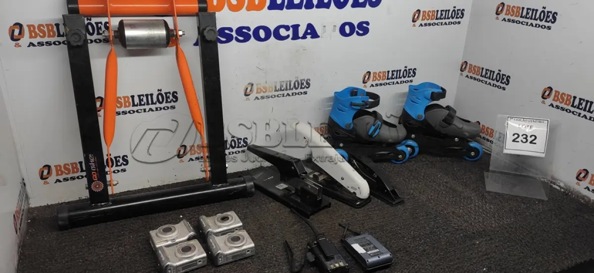 LOTE 232 - 01 ROLO DE TREINO PARA BICICLETA, 01 PAR DE PATINS INFANTIL, 01 SINTONIZADOR DE DIVERSIDADE UHF MARCA SONY, 01 RÁDIO COMUNICADOR MARCA BAOFENG, 04 CÂMERAS DIGITAIS MODELO A520 MARCA CANON, 03 GRAMPEADORES, 01 IMPRESSORA DE ETIQUETAS MARCA BIXOLON E 01 CPU. (NO ESTADO) ATENÇÃO! FAZER A VISITAÇÃO ANTES DE ARREMATAR, NÃO SABEMOS SE FUNCIONA. LEILÃO NÃO TEM GARANTIA E NEM DEVOLUÇÃO, SUJEITO A POSSÍVEIS AVARIAS VISÍVEIS/OCULTAS E/OU AUSÊNCIA DE COMPONENTES.