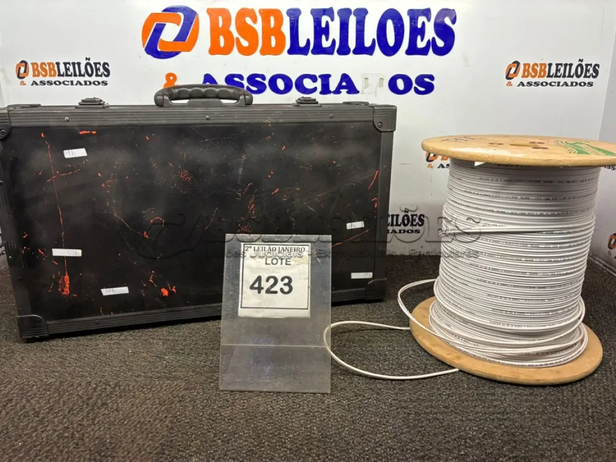 LOTE 423 - 01 CASE E 01 ROLO DE FIO PARA CÂMERAS. (NO ESTADO) ATENÇÃO! FAZER A VISITAÇÃO ANTES DE ARREMATAR, NÃO SABEMOS SE FUNCIONA. LEILÃO NÃO TEM GARANTIA E NEM DEVOLUÇÃO, SUJEITO A POSSÍVEIS AVARIAS VISÍVEIS/OCULTAS E/OU AUSÊNCIA DE COMPONENTES.