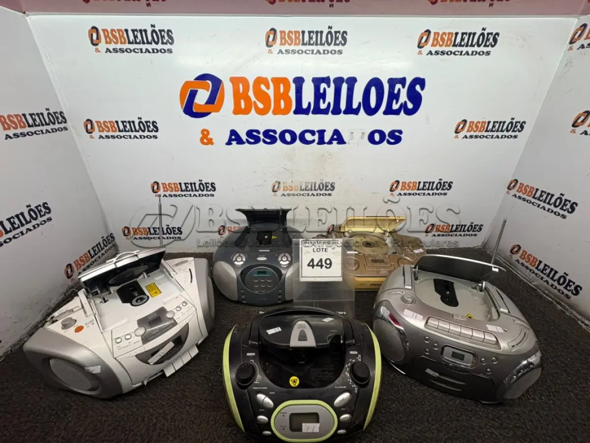 LOTE 449 - 05 APARELHOS DE SOM PORTÁTEIS DE MARCAS E MODELOS DIVERSO. (NO ESTADO) ATENÇÃO! FAZER A VISITAÇÃO ANTES DE ARREMATAR, NÃO SABEMOS SE FUNCIONA, LEILÃO NÃO TEM GARANTIA E NEM DEVOLUÇÃO, SUJEITO A POSSÍVEIS AVARIAS VISÍVEIS/OCULTAS E/OU AUSÊNCIA DE COMPONENTES.
