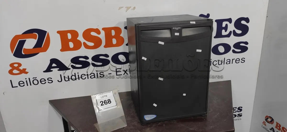 LOTE 268 - 01 MINIBAR MARCA ELECTROLUX. (NO ESTADO) ATENÇÃO! FAZER A VISITAÇÃO ANTES DE ARREMATAR, NÃO SABEMOS SE FUNCIONA. LEILÃO NÃO TEM GARANTIA E NEM DEVOLUÇÃO, SUJEITO A POSSÍVEIS AVARIAS VISÍVEIS/OCULTAS E/OU AUSÊNCIA DE COMPONENTES.