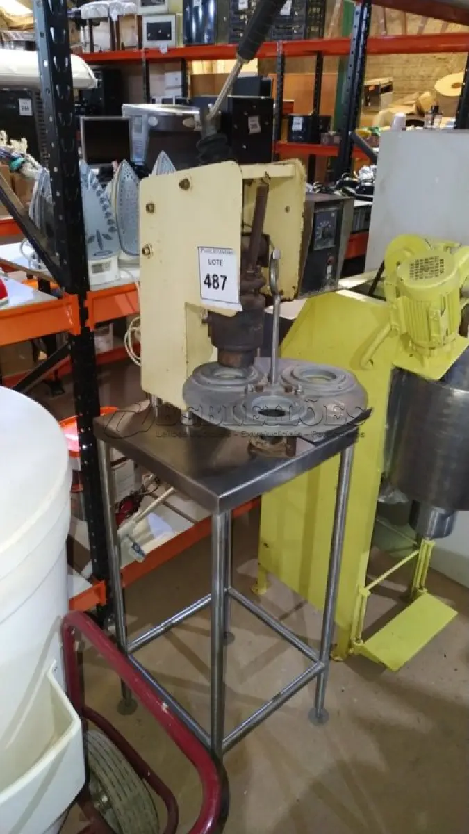 LOTE 487 - 01 MÁQUINA DE PRENSAR. (NO ESTADO) ATENÇÃO! FAZER A VISITAÇÃO ANTES DE ARREMATAR, NÃO SABEMOS SE FUNCIONA, LEILÃO NÃO TEM GARANTIA E NEM DEVOLUÇÃO, SUJEITO A POSSÍVEIS AVARIAS VISÍVEIS/OCULTAS E/OU AUSÊNCIA DE COMPONENTES.
