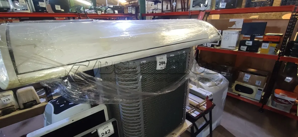 LOTE 244 - 01 EVAPORADORA DE 36.000BTU/H MARCA PHILCO E 01 CONDENSADORA DE 59.000 BTU/H MARCA PHILCO. (NO ESTADO) ATENÇÃO! FAZER A VISITAÇÃO ANTES DE ARREMATAR, NÃO SABEMOS SE FUNCIONA. LEILÃO NÃO TEM GARANTIA E NEM DEVOLUÇÃO, SUJEITO A POSSÍVEIS AVARIAS VISÍVEIS/OCULTAS E/OU AUSÊNCIA DE COMPONENTES.