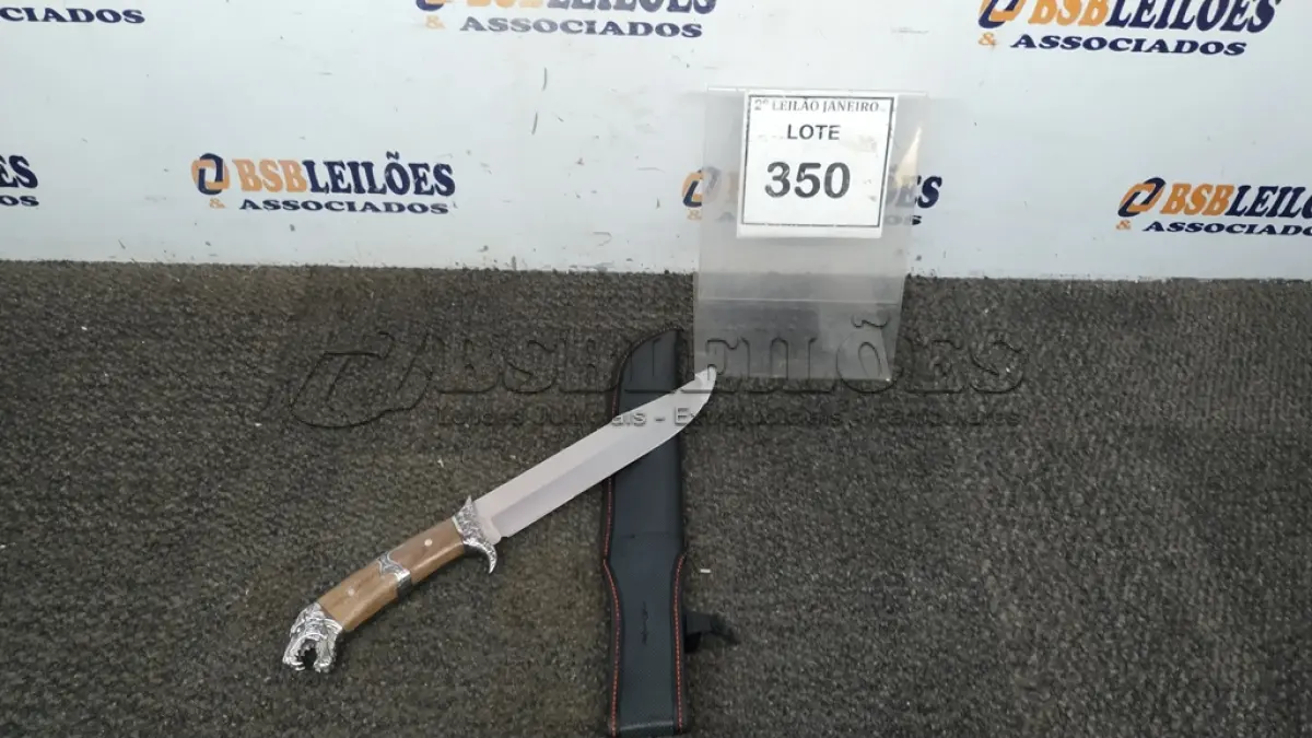 LOTE 350 - 01 FACA CABEÇA DE ONÇA CABO MADEIRA COM DETALHE EM ALUMÍNIO AÇO INOX. (NO ESTADO) ATENÇÃO! FAZER A VISITAÇÃO ANTES DE ARREMATAR, NÃO SABEMOS SE FUNCIONA. LEILÃO NÃO TEM GARANTIA E NEM DEVOLUÇÃO, SUJEITO A POSSÍVEIS AVARIAS VISÍVEIS/OCULTAS E/OU AUSÊNCIA DE COMPONENTES.