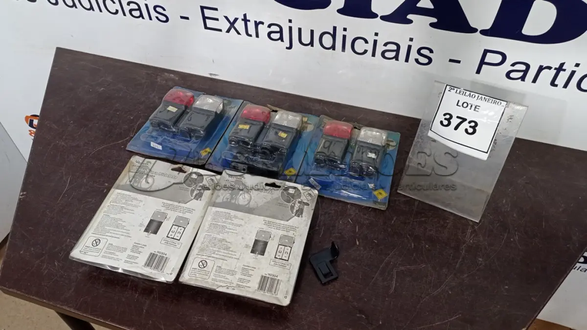 LOTE 373 - 06 KITS DE FARÓIS PARA BICICLETA. (NO ESTADO) ATENÇÃO! FAZER A VISITAÇÃO ANTES DE ARREMATAR, NÃO SABEMOS SE FUNCIONA. LEILÃO NÃO TEM GARANTIA E NEM DEVOLUÇÃO, SUJEITO A POSSÍVEIS AVARIAS VISÍVEIS/OCULTAS E/OU AUSÊNCIA DE COMPONENTES.