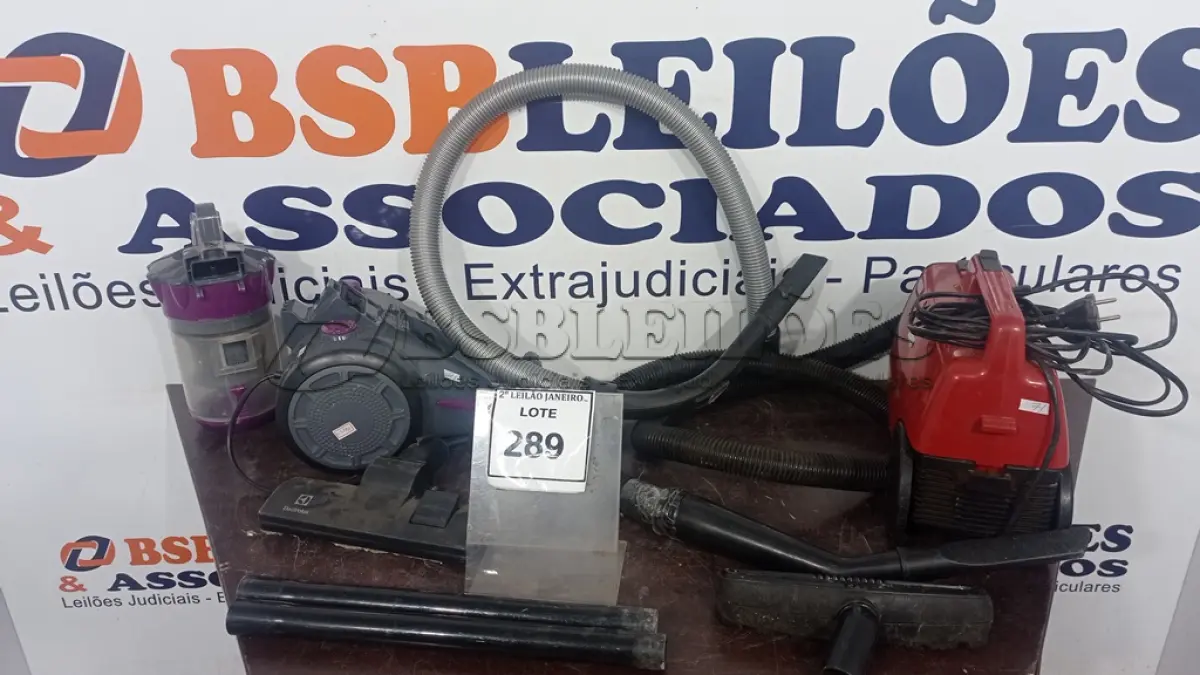 LOTE 289 - 02 ASPIRADORES DE PÓ MARCA ELECTROLUX. (NO ESTADO) ATENÇÃO! FAZER A VISITAÇÃO ANTES DE ARREMATAR, NÃO SABEMOS SE FUNCIONA. LEILÃO NÃO TEM GARANTIA E NEM DEVOLUÇÃO, SUJEITO A POSSÍVEIS AVARIAS VISÍVEIS/OCULTAS E/OU AUSÊNCIA DE COMPONENTES.