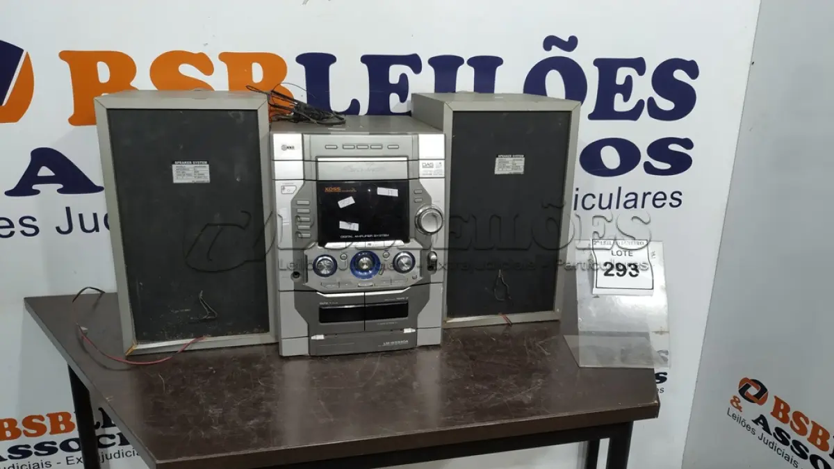 LOTE 293 - 01 MINI SYSTEM COM 02 CAIXAS MARCA LG. (NO ESTADO) ATENÇÃO! FAZER A VISITAÇÃO ANTES DE ARREMATAR, NÃO SABEMOS SE FUNCIONA. LEILÃO NÃO TEM GARANTIA E NEM DEVOLUÇÃO, SUJEITO A POSSÍVEIS AVARIAS VISÍVEIS/OCULTAS E/OU AUSÊNCIA DE COMPONENTES.