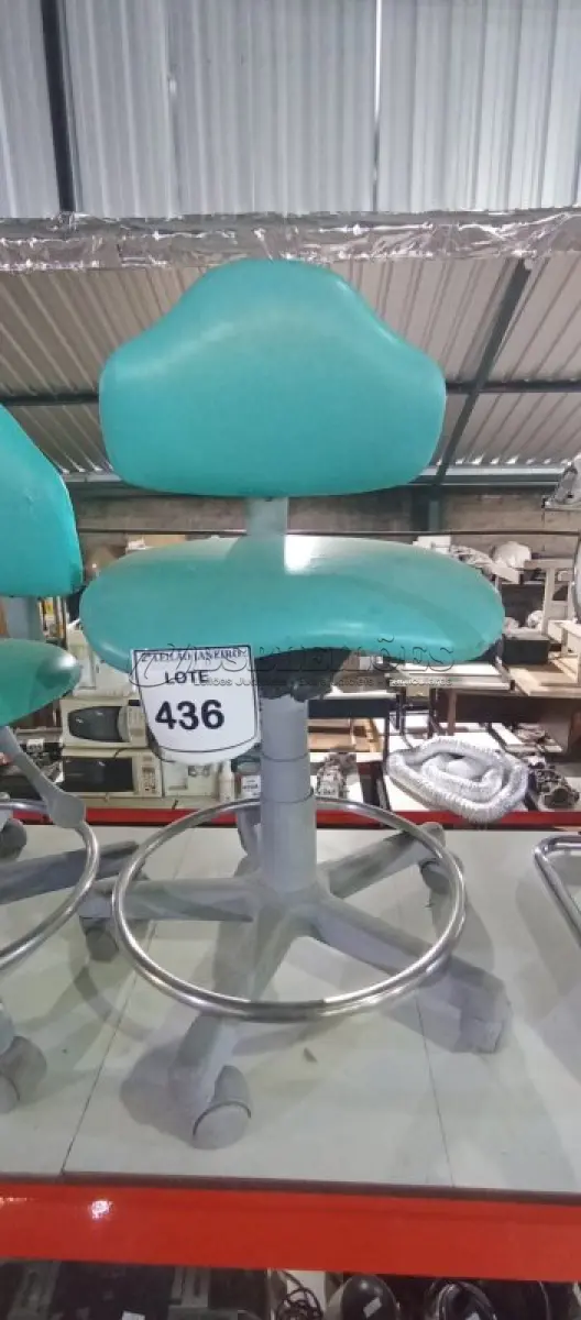 LOTE 436 - 01 CADEIRA MOCHO GIRATÓRIA. (NO ESTADO) ATENÇÃO! FAZER A VISITAÇÃO ANTES DE ARREMATAR, NÃO SABEMOS SE FUNCIONA, LEILÃO NÃO TEM GARANTIA E NEM DEVOLUÇÃO, SUJEITO A POSSÍVEIS AVARIAS VISÍVEIS/OCULTAS E/OU AUSÊNCIA DE COMPONENTES.