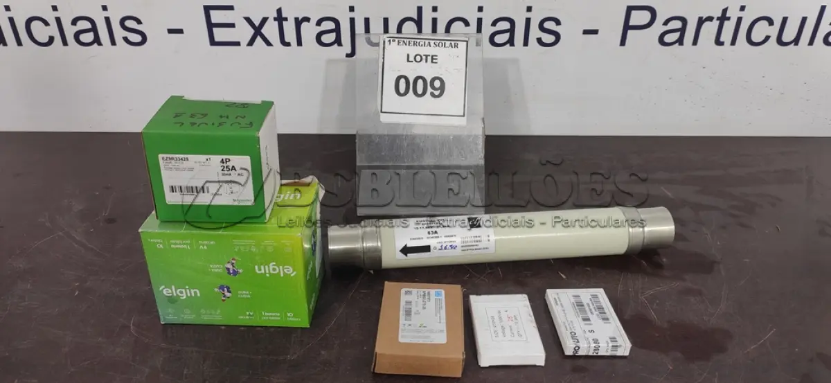 LOTE 009 - 01 LOTE COM FUSÍVEIS CARTUCHOS, 01 PROTETOR DE SURTO. (NO ESTADO) ATENÇÃO! FAZER A VISITAÇÃO ANTES DE ARREMATAR, NÃO SABEMOS SE FUNCIONA, LEILÃO NÃO TEM GARANTIA E NEM DEVOLUÇÃO, SUJEITO A POSSÍVEIS AVARIAS VISÍVEIS/OCULTAS E/OU AUSÊNCIA DE COMPONENTES.