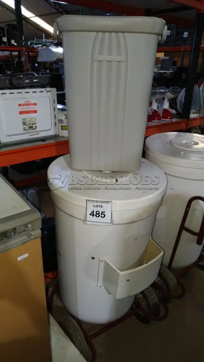 LOTE 485 - 01 CARRINHO COOLER PARA VENDA DE BEBIDAS NA COR BRANCO E 01 LIXEIRA DE PLÁSTICO. (NO ESTADO) ATENÇÃO! FAZER A VISITAÇÃO ANTES DE ARREMATAR, NÃO SABEMOS SE FUNCIONA, LEILÃO NÃO TEM GARANTIA E NEM DEVOLUÇÃO, SUJEITO A POSSÍVEIS AVARIAS VISÍVEIS/OCULTAS E/OU AUSÊNCIA DE COMPONENTES.