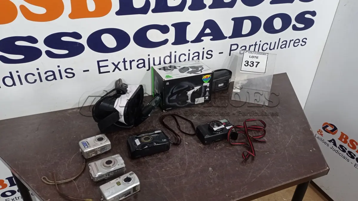 LOTE 337 - 01 ÓCULOS VR PARA SMARTPHONE E 05 CÂMERAS FOTOGRÁFICAS DE MARCAS E MODELOS DIVERSOS. (NO ESTADO) ATENÇÃO! FAZER A VISITAÇÃO ANTES DE ARREMATAR, NÃO SABEMOS SE FUNCIONA. LEILÃO NÃO TEM GARANTIA E NEM DEVOLUÇÃO, SUJEITO A POSSÍVEIS AVARIAS VISÍVEIS/OCULTAS E/OU AUSÊNCIA DE COMPONENTES.