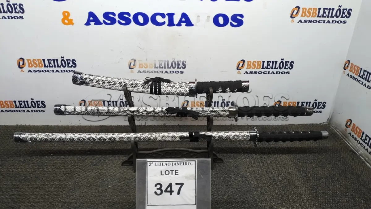 LOTE 347 - 03 ESPADAS KATANA ORNAMENTAL COM SUPORTE.  ( PRODUTO NOVO). (NO ESTADO) ATENÇÃO! FAZER A VISITAÇÃO ANTES DE ARREMATAR, NÃO SABEMOS SE FUNCIONA. LEILÃO NÃO TEM GARANTIA E NEM DEVOLUÇÃO, SUJEITO A POSSÍVEIS AVARIAS VISÍVEIS/OCULTAS E/OU AUSÊNCIA DE COMPONENTES.