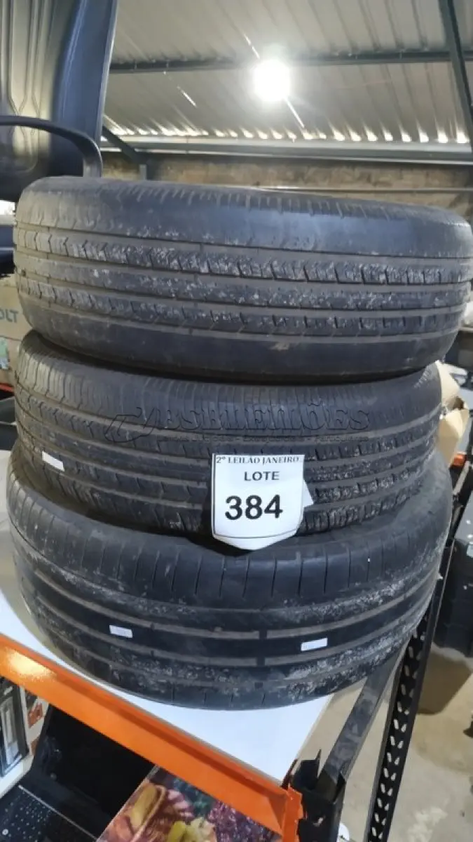 LOTE 384 - 03 PNEUS DE CARRO USADOS MEDIDAS DIVERSAS. (NO ESTADO) ATENÇÃO! FAZER A VISITAÇÃO ANTES DE ARREMATAR, NÃO SABEMOS SE FUNCIONA. LEILÃO NÃO TEM GARANTIA E NEM DEVOLUÇÃO, SUJEITO A POSSÍVEIS AVARIAS VISÍVEIS/OCULTAS E/OU AUSÊNCIA DE COMPONENTES.