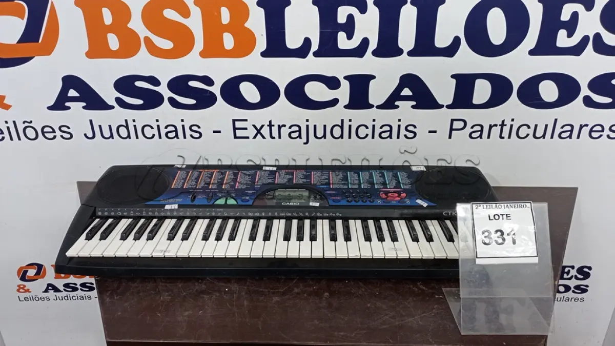 LOTE 331 - 01 TECLADO MUSICAL MODELO SONG BANK CTK-495 MARCA CASIO. (NO ESTADO) ATENÇÃO! FAZER A VISITAÇÃO ANTES DE ARREMATAR, NÃO SABEMOS SE FUNCIONA. LEILÃO NÃO TEM GARANTIA E NEM DEVOLUÇÃO, SUJEITO A POSSÍVEIS AVARIAS VISÍVEIS/OCULTAS E/OU AUSÊNCIA DE COMPONENTES.