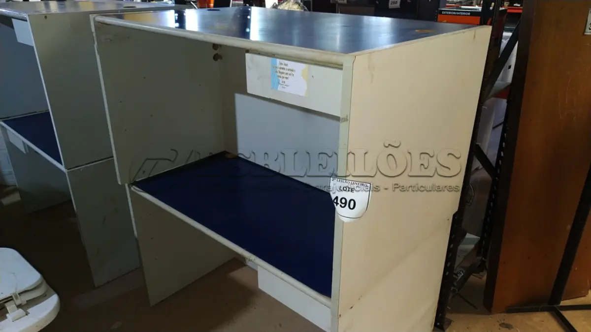 LOTE 490 - 02 MESAS DE ESCRITÓRIO COM 01 GAVETA CADA. (NO ESTADO) ATENÇÃO! FAZER A VISITAÇÃO ANTES DE ARREMATAR, NÃO SABEMOS SE FUNCIONA, LEILÃO NÃO TEM GARANTIA E NEM DEVOLUÇÃO, SUJEITO A POSSÍVEIS AVARIAS VISÍVEIS/OCULTAS E/OU AUSÊNCIA DE COMPONENTES.